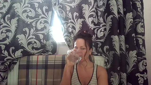 Snapshot of LindaStarS chatting on 12, 11, 2025 LindaStarS online show from 12, 11, 2025