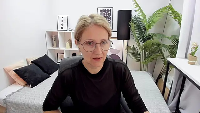 Snapshot of Paris_Cherry chatting on 14, 10, 2025 Paris Cherry online show from 14, 10, 2025