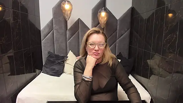 Snapshot of LeaPure chatting on 4, 2, 2025 LeaPure online show from 4, 2, 2025