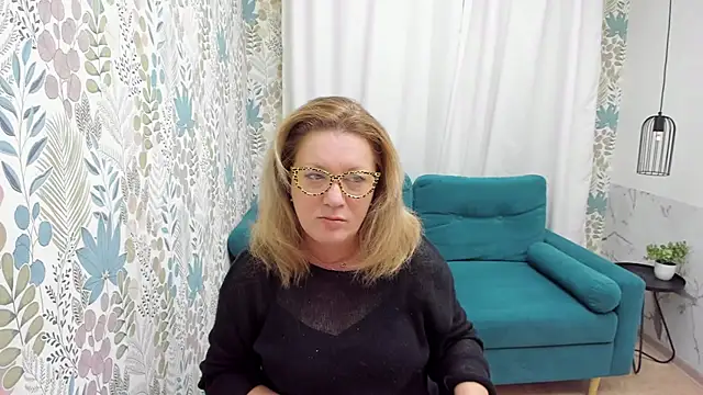 Snapshot of LeaPure chatting on 8, 3, 2025 LeaPure online show from 8, 3, 2025