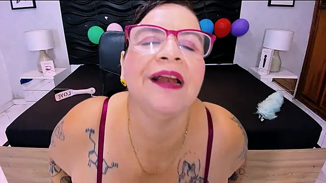 Snapshot of laura_riley chatting on 29, 10, 2025 laura riley online show from 29, 10, 2025