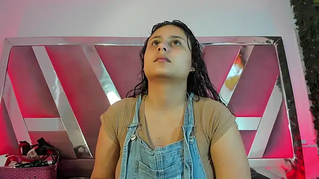 Snapshot of AbbyTaylorr chatting on 12, 11, 2025 AbbyTaylorr online show from 12, 11, 2025