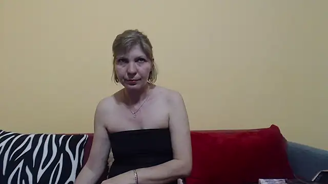 Snapshot of christine33 chatting on 29, 4, 2026 christine33 online show from 29, 4, 2026