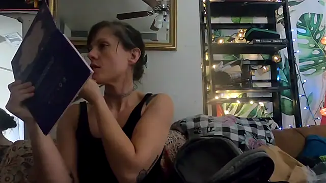 Snapshot of TheDaisyChaos chatting on 5, 10, 2025 TheDaisyChaos online show from 5, 10, 2025