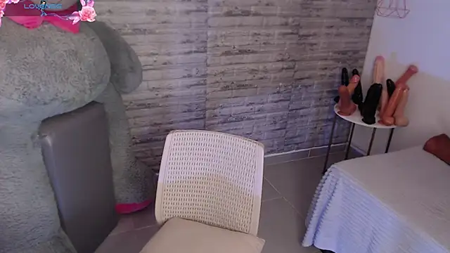 TinnaCobb online show from 6, 11, 2025