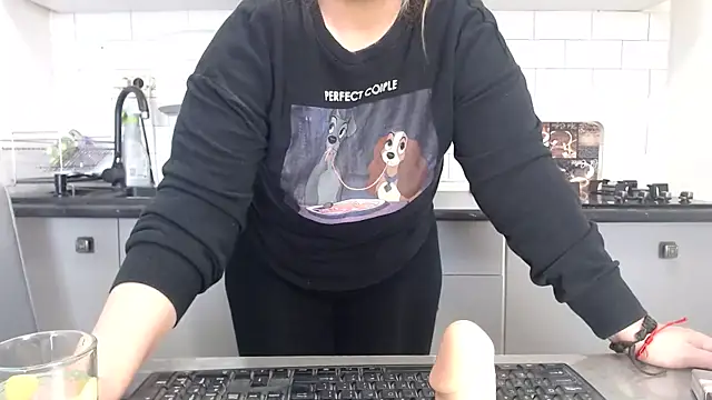 erikaerika online show from 4, 3, 2025