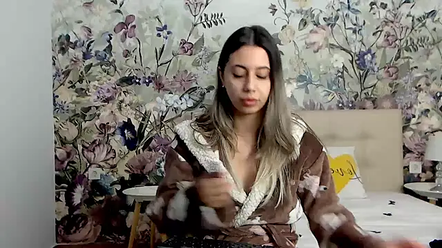 Snapshot of RoseDiamond06 chatting on 2, 10, 2025 RoseDiamond06 online show from 2, 10, 2025