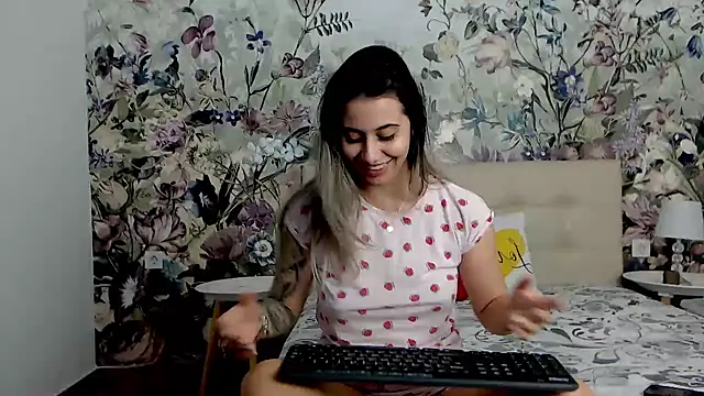 Snapshot of RoseDiamond06 chatting on 24, 10, 2025 RoseDiamond06 online show from 24, 10, 2025