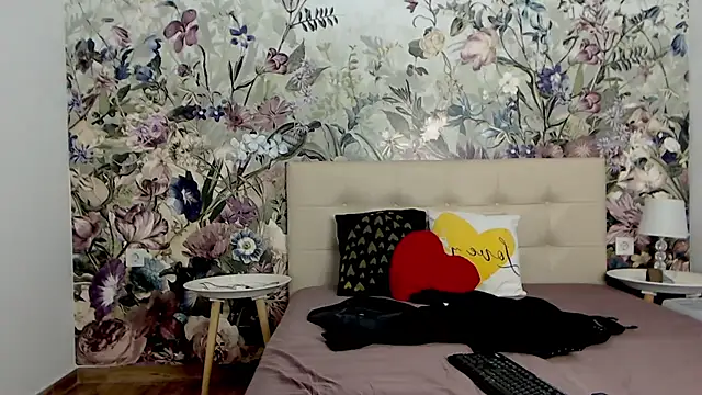 Snapshot of RoseDiamond06 chatting on 8, 11, 2025 RoseDiamond06 online show from 8, 11, 2025