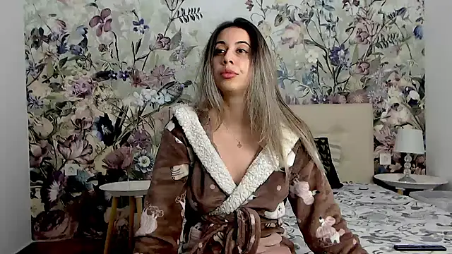 Snapshot of RoseDiamond06 chatting on 17, 10, 2025 RoseDiamond06 online show from 17, 10, 2025