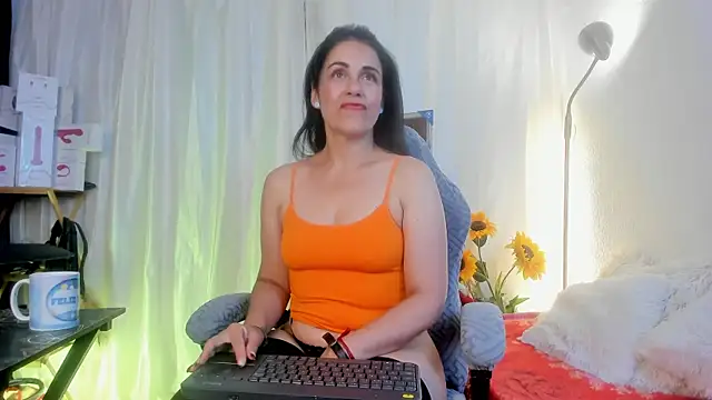 Snapshot of girasol_walton chatting on 9, 5, 2026 girasol walton online show from 9, 5, 2026