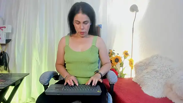 Snapshot of girasol_walton chatting on 7, 5, 2026 girasol walton online show from 7, 5, 2026