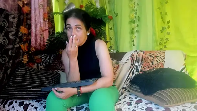 Snapshot of girasol_walton chatting on 4, 6, 2026 girasol walton online show from 4, 6, 2026
