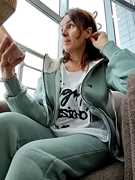 Snapshot of EvaXOAir chatting on 11, 11, 2025 EvaXOAir online show from 11, 11, 2025