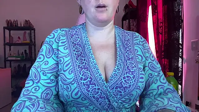 Snapshot of kisicaxx chatting on 8, 7, 2026 kisicaxx online show from 8, 7, 2026