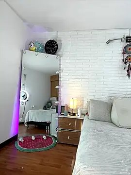 hollythomson online show from 28, 10, 2025