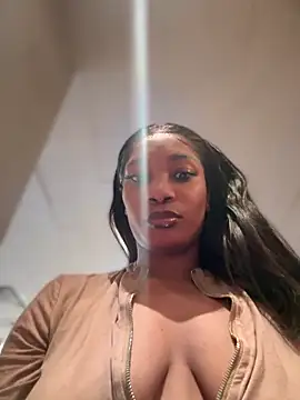 Snapshot of __Nessa__ chatting on 5, 10, 2025 Nessa online show from 5, 10, 2025