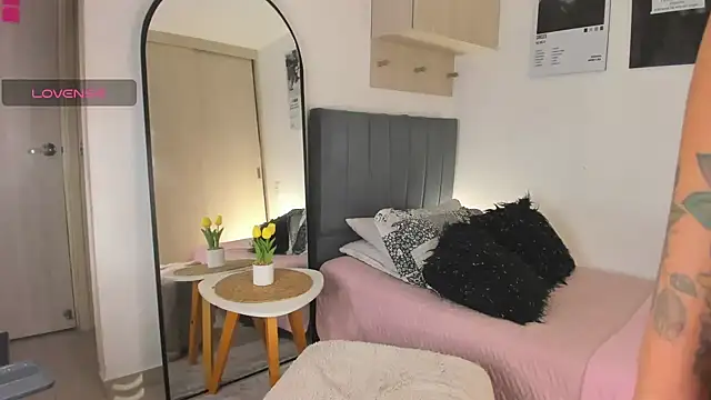 hollyprincess 2 online show from 7, 4, 2026