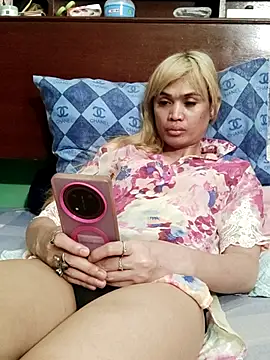 Snapshot of QueenSoreal chatting on 12, 7, 2026 QueenSoreal online show from 12, 7, 2026