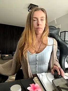 Snapshot of Heidi_Harper chatting on 25, 9, 2025 Heidi Harper online show from 25, 9, 2025