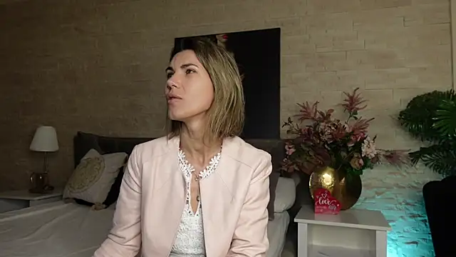 Snapshot of FeliciaKrige chatting on 23, 4, 2026 FeliciaKrige online show from 23, 4, 2026