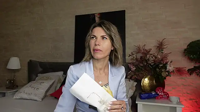 Snapshot of FeliciaKrige chatting on 4, 5, 2026 FeliciaKrige online show from 4, 5, 2026