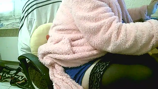 Snapshot of douceur63 chatting on 2, 4, 2026 douceur63 online show from 2, 4, 2026