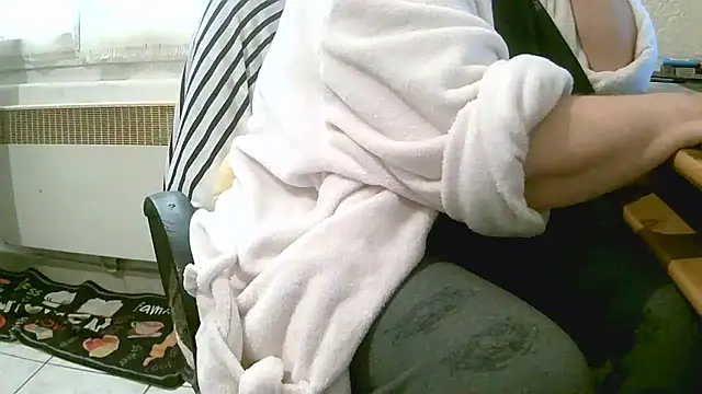 Snapshot of douceur63 chatting on 5, 4, 2026 douceur63 online show from 5, 4, 2026