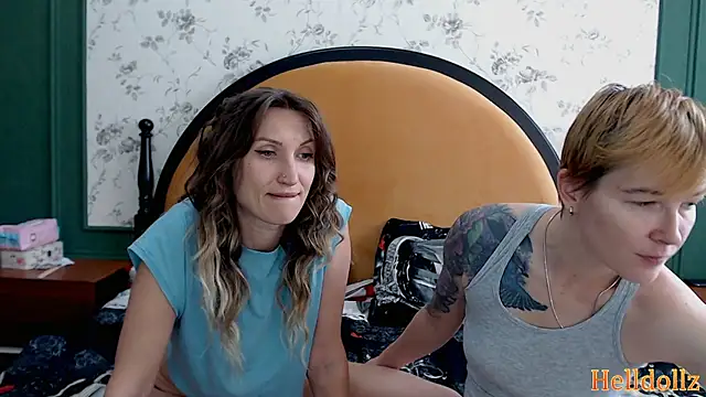 Snapshot of Helldollz chatting on 22, 10, 2025 Helldollz online show from 22, 10, 2025