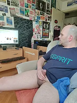 Snapshot of hardcap chatting on 3, 11, 2025 hardcap online show from 3, 11, 2025