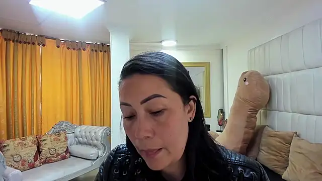 Snapshot of gaby_trent chatting on 11, 10, 2025 gaby trent online show from 11, 10, 2025