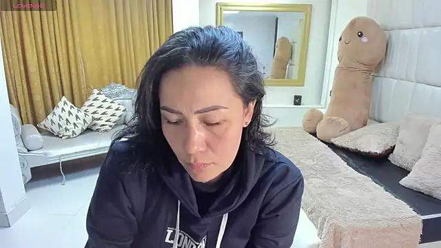 Snapshot of gaby_trent chatting on 28, 11, 2025 gaby trent online show from 28, 11, 2025