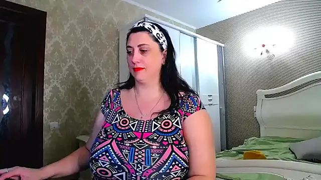 Evelyn Shy online show from 6, 2, 2025