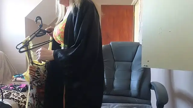 hollyjanesmith online show from 5, 3, 2026