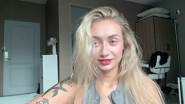Snapshot of MonicaMilz chatting on 18, 5, 2026 MonicaMilz online show from 18, 5, 2026