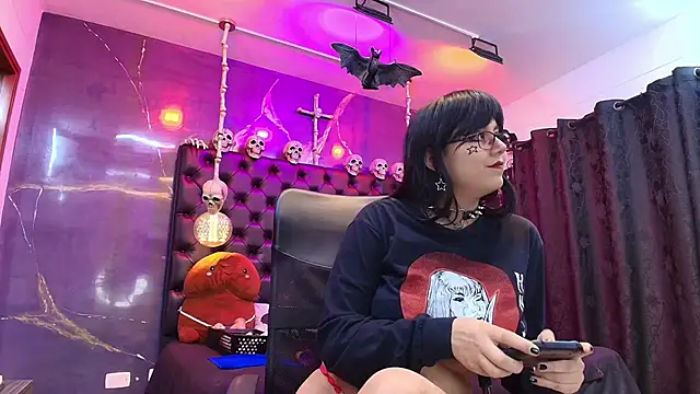AlexHoe  online show from 4, 3, 2025