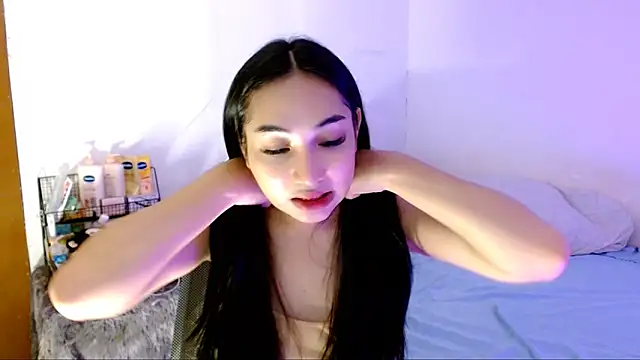 Snapshot of SweetLilly_18 chatting on 23, 10, 2025 SweetLilly 18 online show from 23, 10, 2025