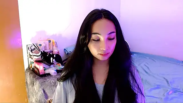 Snapshot of SweetLilly_18 chatting on 15, 11, 2025 SweetLilly 18 online show from 15, 11, 2025