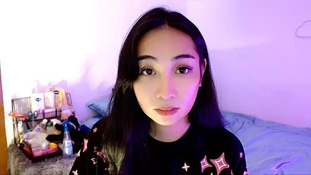 Snapshot of SweetLilly_18 chatting on 11, 11, 2025 SweetLilly 18 online show from 11, 11, 2025