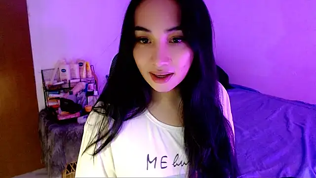 Snapshot of SweetLilly_18 chatting on 24, 11, 2025 SweetLilly 18 online show from 24, 11, 2025