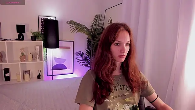 Snapshot of MirandaGlow chatting on 25, 7, 2026 MirandaGlow online show from 25, 7, 2026