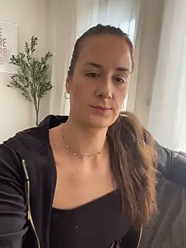 Snapshot of EllaMae chatting on 22, 3, 2025 EllaMae online show from 22, 3, 2025