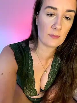 Snapshot of EllaMae chatting on 16, 11, 2025 EllaMae online show from 16, 11, 2025