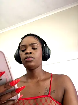 LuciousLips96 online show from 5, 12, 2025