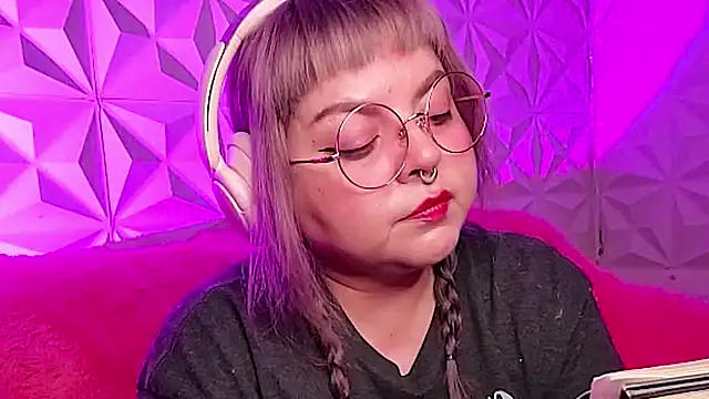 Snapshot of Satyn_doll chatting on 2, 11, 2025 Satyn doll online show from 2, 11, 2025