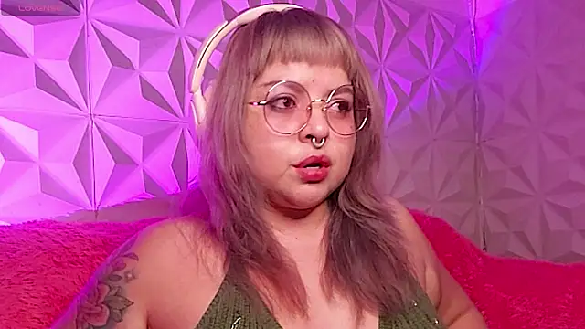 Snapshot of Satyn_doll chatting on 11, 11, 2025 Satyn doll online show from 11, 11, 2025