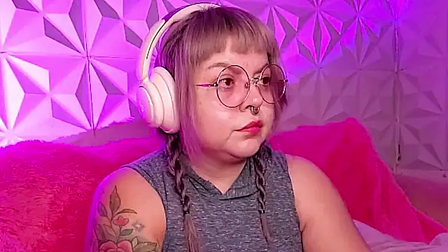 Snapshot of Satyn_doll chatting on 9, 11, 2025 Satyn doll online show from 9, 11, 2025