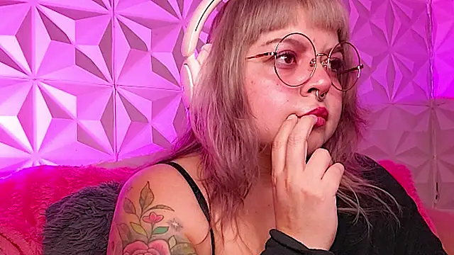 Snapshot of Satyn_doll chatting on 25, 11, 2025 Satyn doll online show from 25, 11, 2025