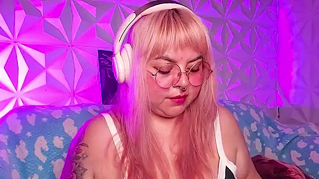 Satyn doll online show from 19, 4, 2026