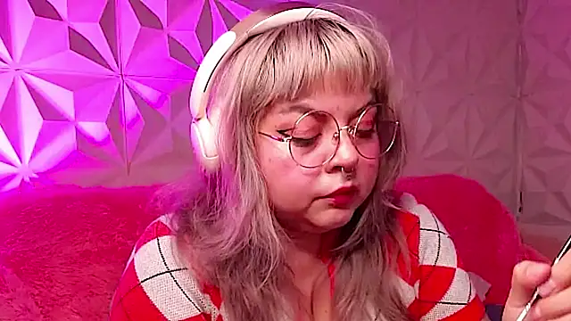 Snapshot of Satyn_doll chatting on 28, 11, 2025 Satyn doll online show from 28, 11, 2025